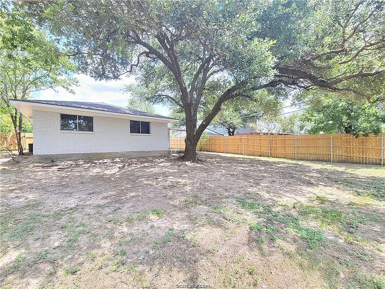 1409 Broadmoor Dr — Photo 15