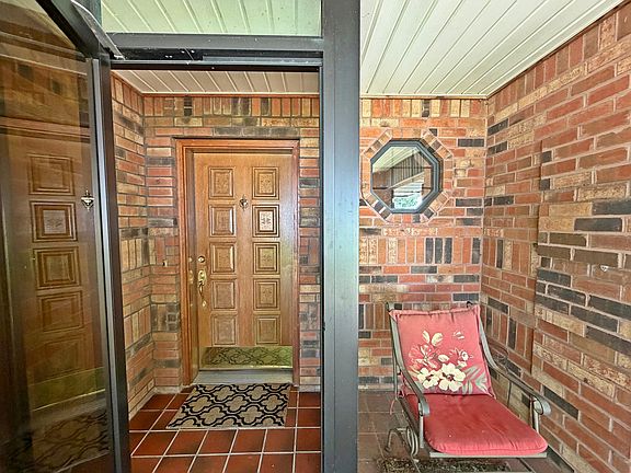 4th image of 99 Greentree Dr