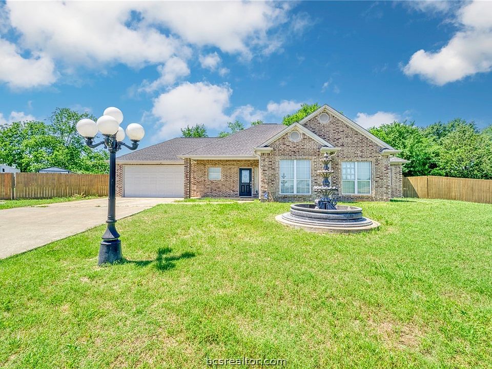 1st image of 612 Olde Oaks Cir