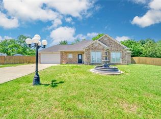 612 Olde Oaks Cir, Madisonville, TX 77864