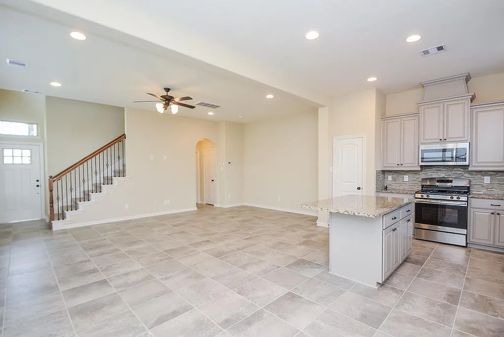 3 bed, 2.5 bath, 1760 sqft, $2,200 — Photo 4