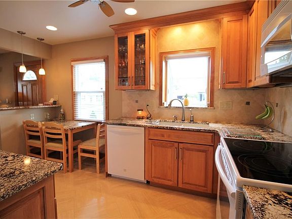 4th image of 2400 Parkview Dr
