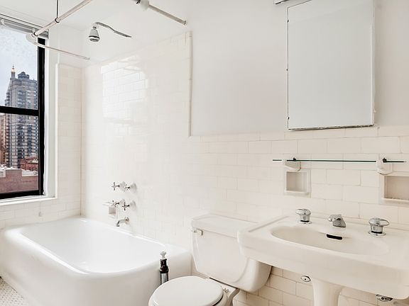 3rd image of 301 E 21st St APT 12A