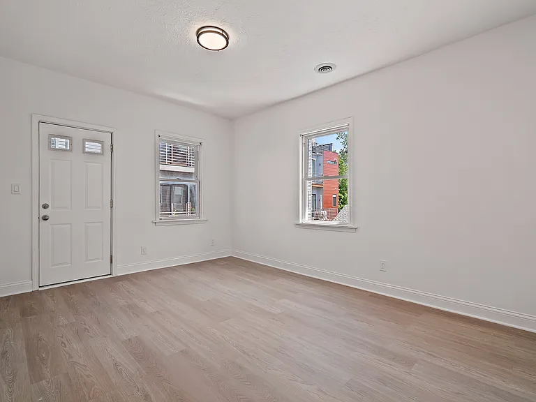 2037 W 11th St #4 — Photo 8