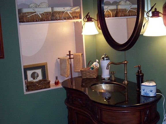 Full bath/laundry room