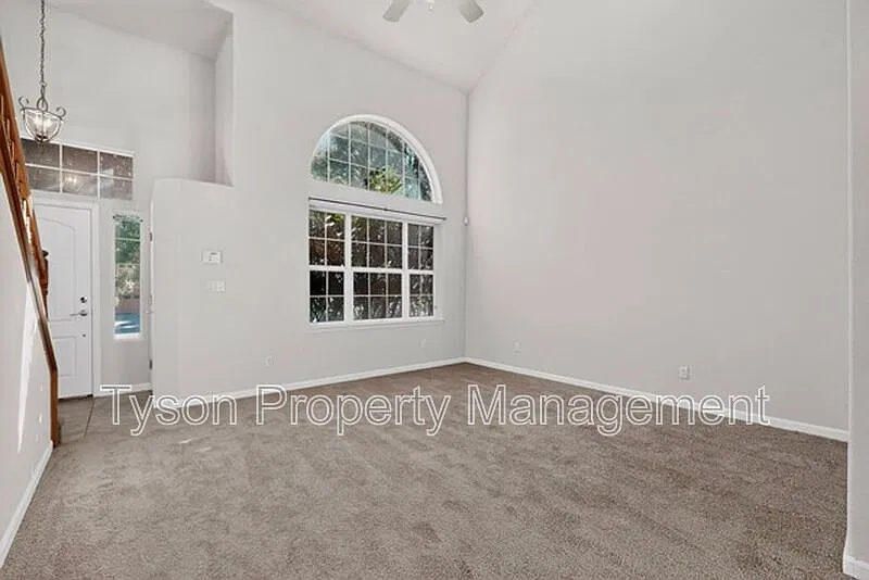 3 bed, 2.5 bath, 1950 sqft, $2,095 — Photo 4