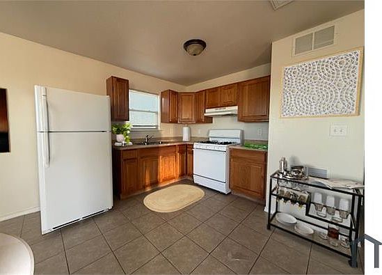 3rd image of 263 Thorn Ave APT B