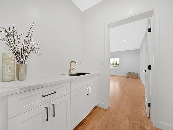 3rd image of 213 Peek St