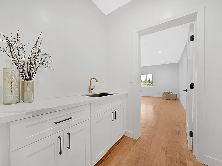 213 Peek St — Photo 3