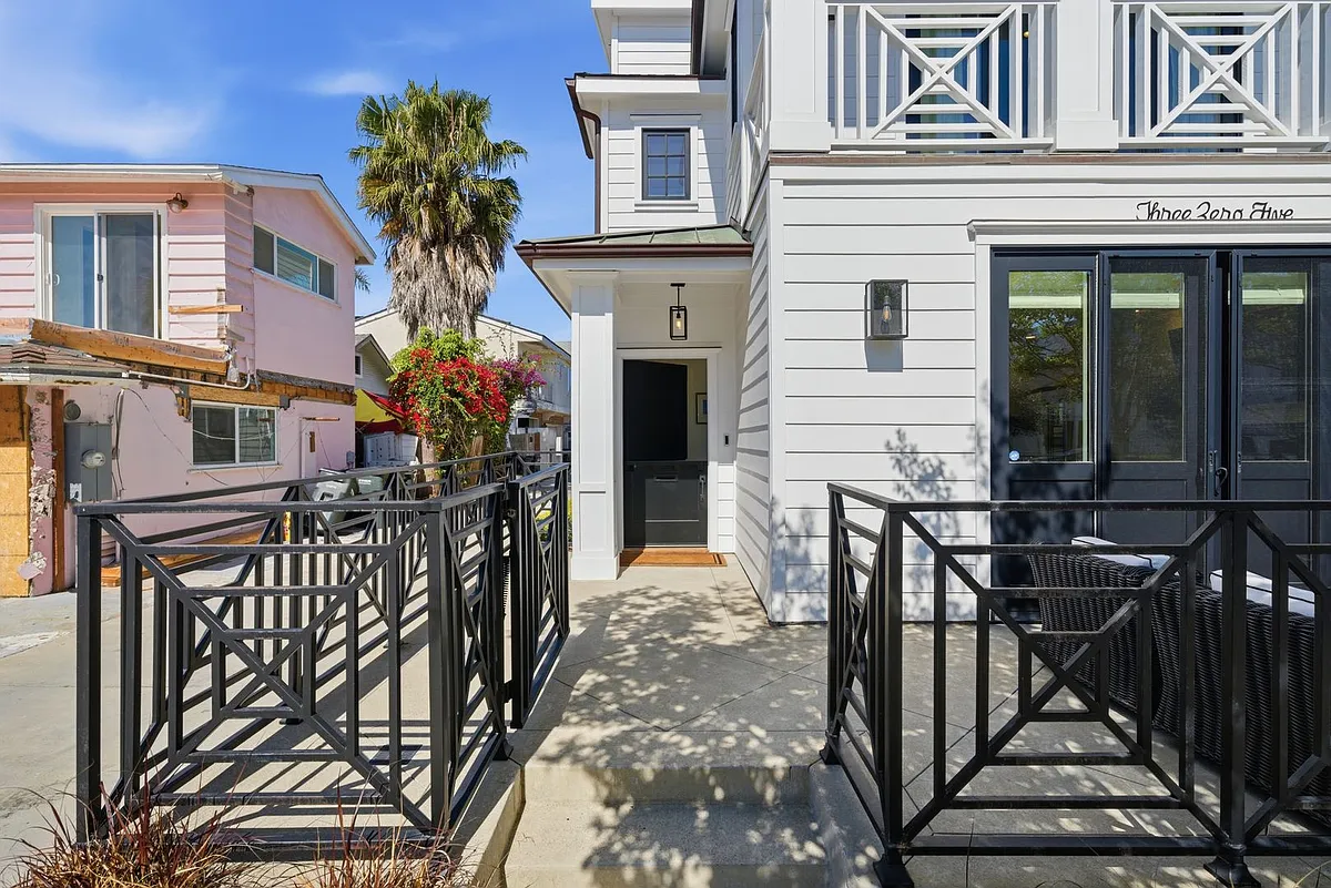 Building Photo - 305 Montero St