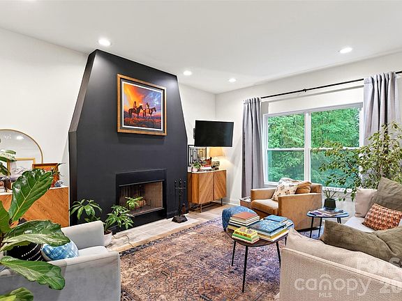 3rd image of 132 Maple Ridge Dr