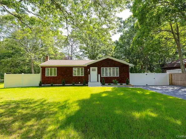 18 EASTERLY Road, Hampton Bays, NY 11946