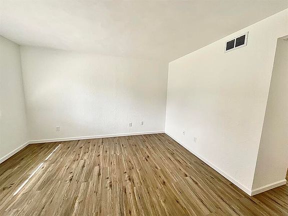 5th image of 214 W Wesley Dr