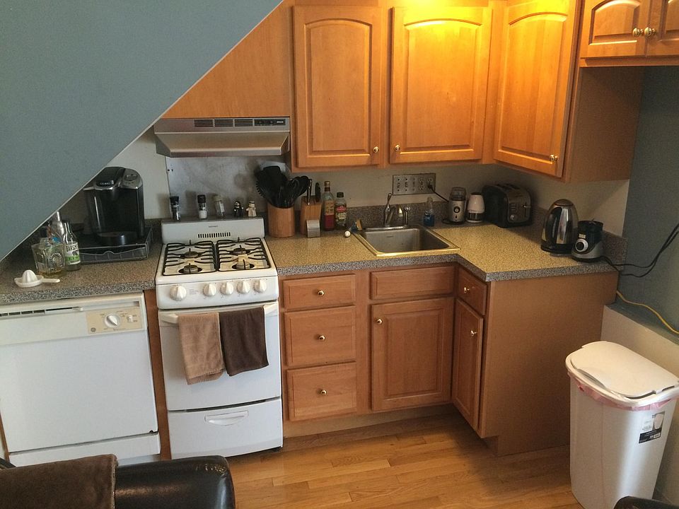 2nd image of 325 C St SE APT 2