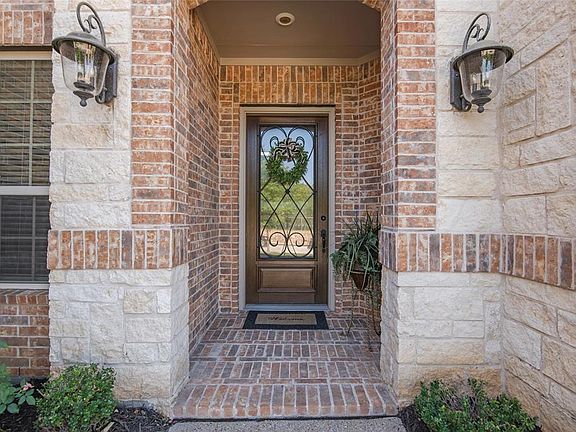 3rd image of 2820 Balmoral Dr