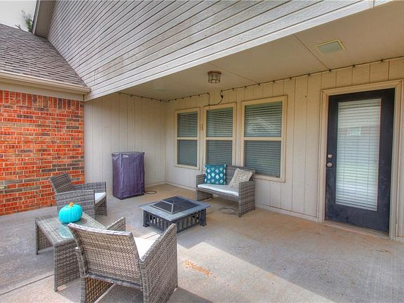 4th image of 18112 Montoro Way