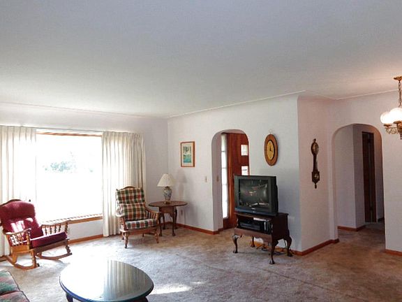 Charming arched entrances off foyer and hallway to bedrooms. Generous size living room off foyer with large front window.