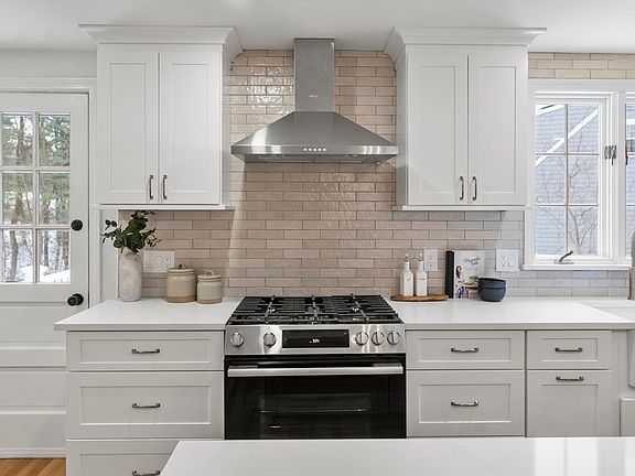 4th image of 33 Oak Hill Rd