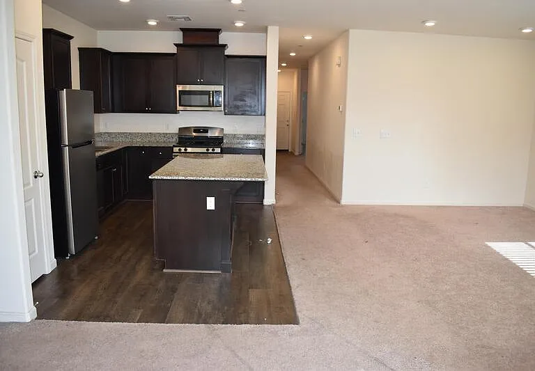 686 Phelps Dr — Photo 10