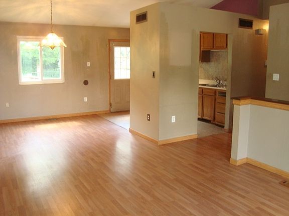 4th image of 103 Green Hill Dr
