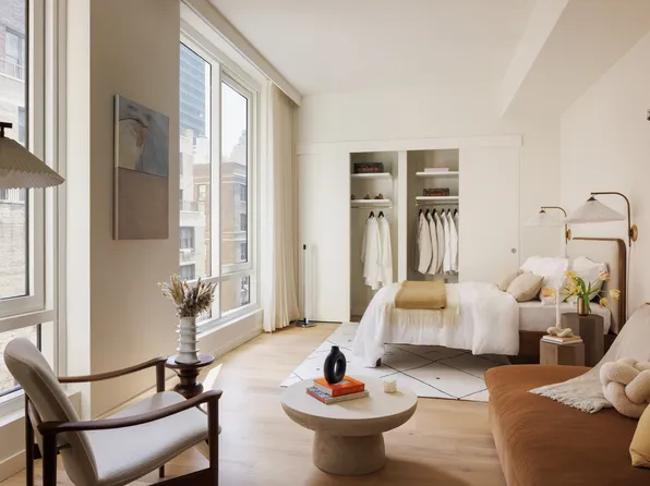 135 East 47th Street image 2 of 15