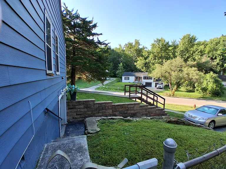 1600 Holt Ln — Photo 4
