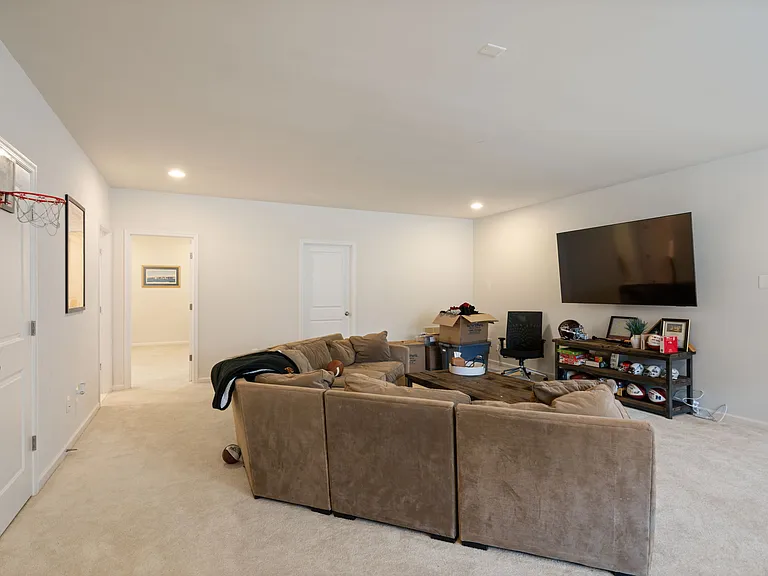 Large Basement/Game Room