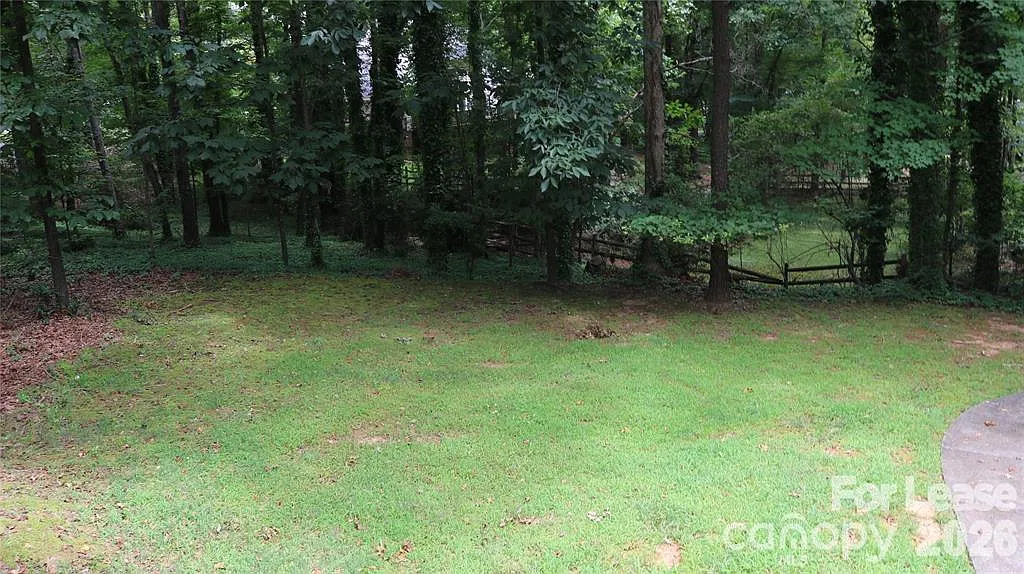 2 bed, 1.5 bath, 1270 sqft, $1,600 — Photo 3