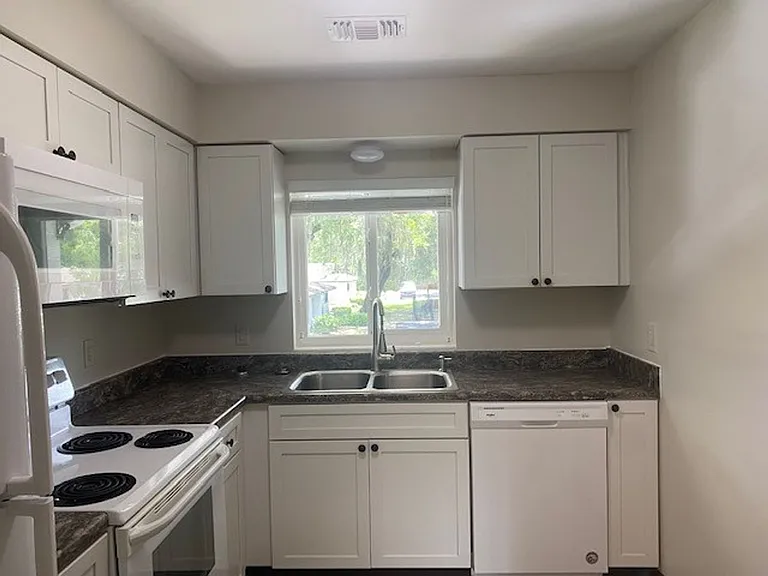 1820 NW 10th St — Photo 68