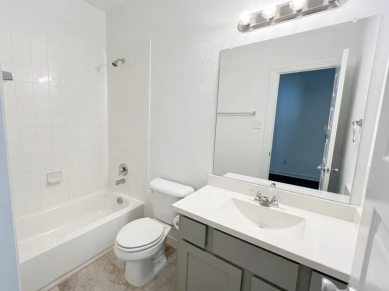 1120 Sheldon Dr — Photo 5