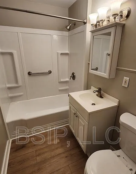 502 NE Freeman Ave — Photo 2