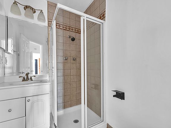 2nd image of 1025 Idaho Ave APT 6