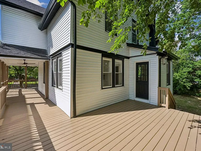 1325 Walnut Ave — Photo 3