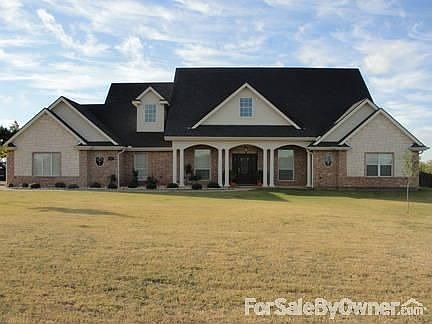 Front of House : House sets far back from road