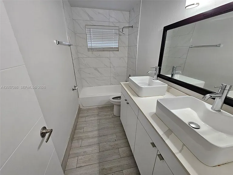 4621 SW 33rd Ave #1 — Photo 8