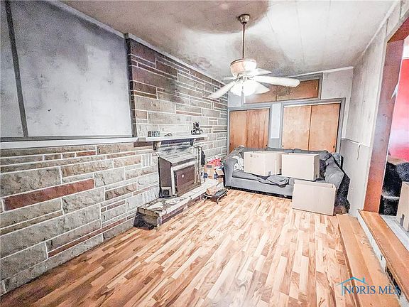 4th image of 819 Buckley St
