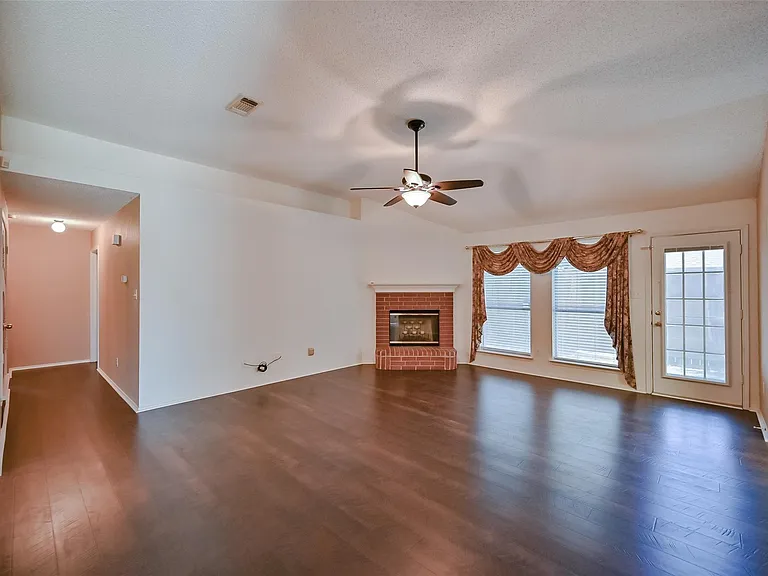 907 Clear Creek Dr — Photo 6