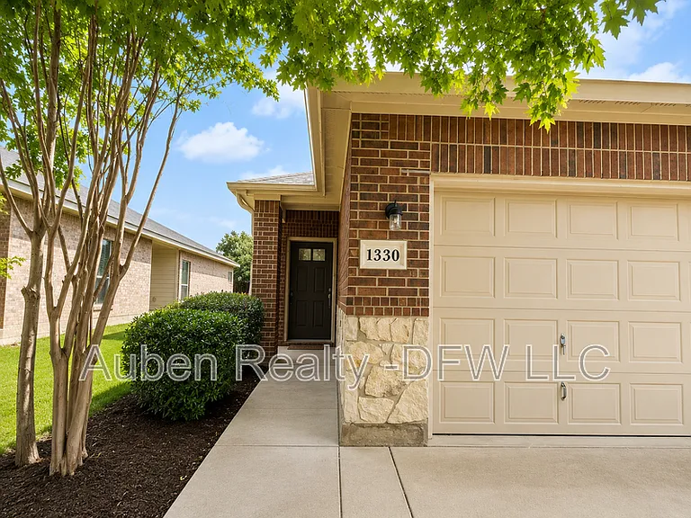 1330 Piedmont Dr — Photo 2