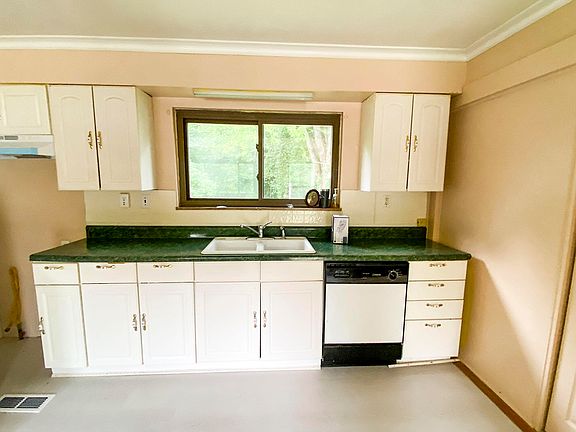 4th image of 1166 Lake Dr