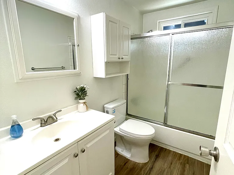 1409 E State St — Photo 12