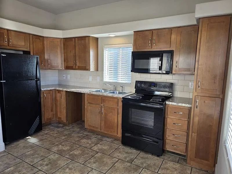 1 bed, 1.0 bath, 390 sqft, $1,350 — Photo 2