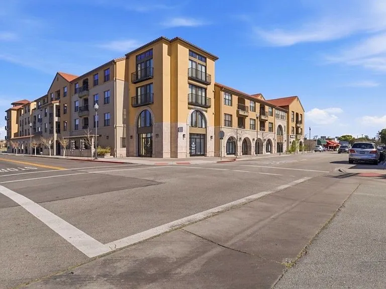 1001 Laurel St — Photo 2