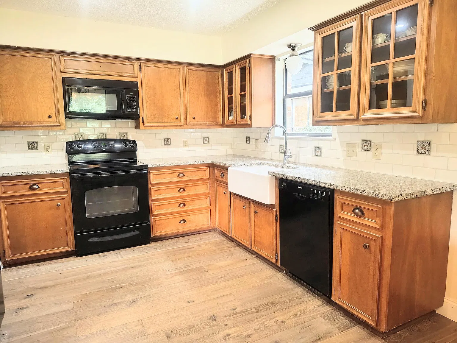 3 bed, 1619 sqft, $2,100 — Photo 2