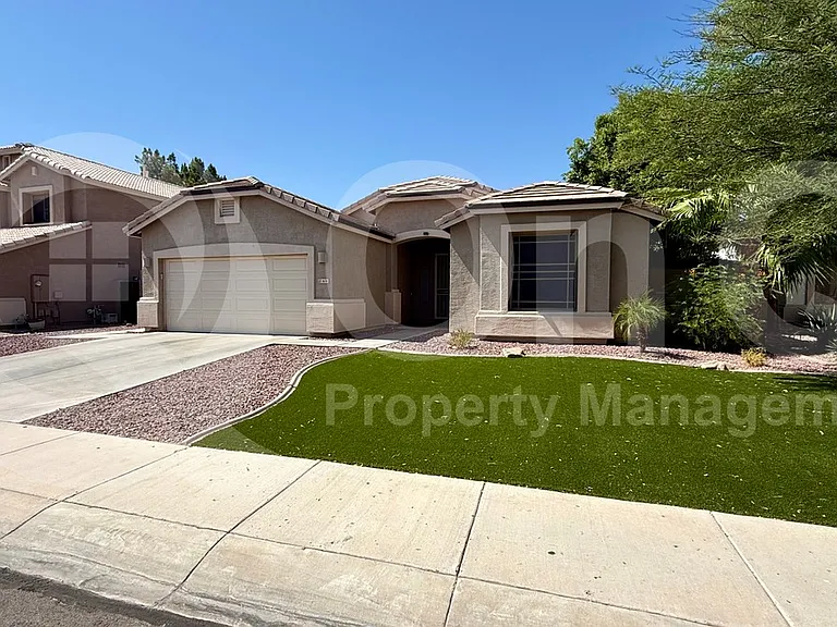 1674 E Aloe Pl — Photo 2