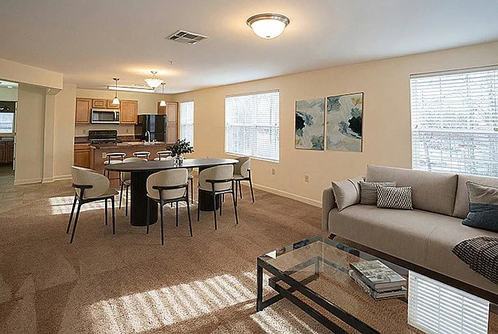 Diamond Pointe — Photo 3