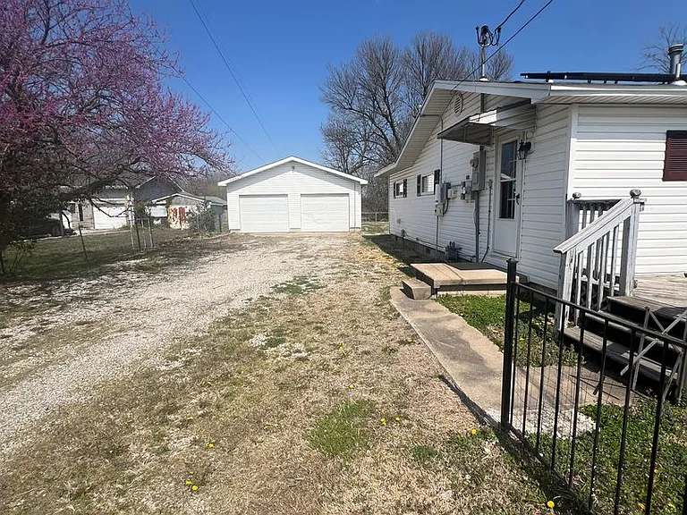 1833 W Smith St — Photo 3