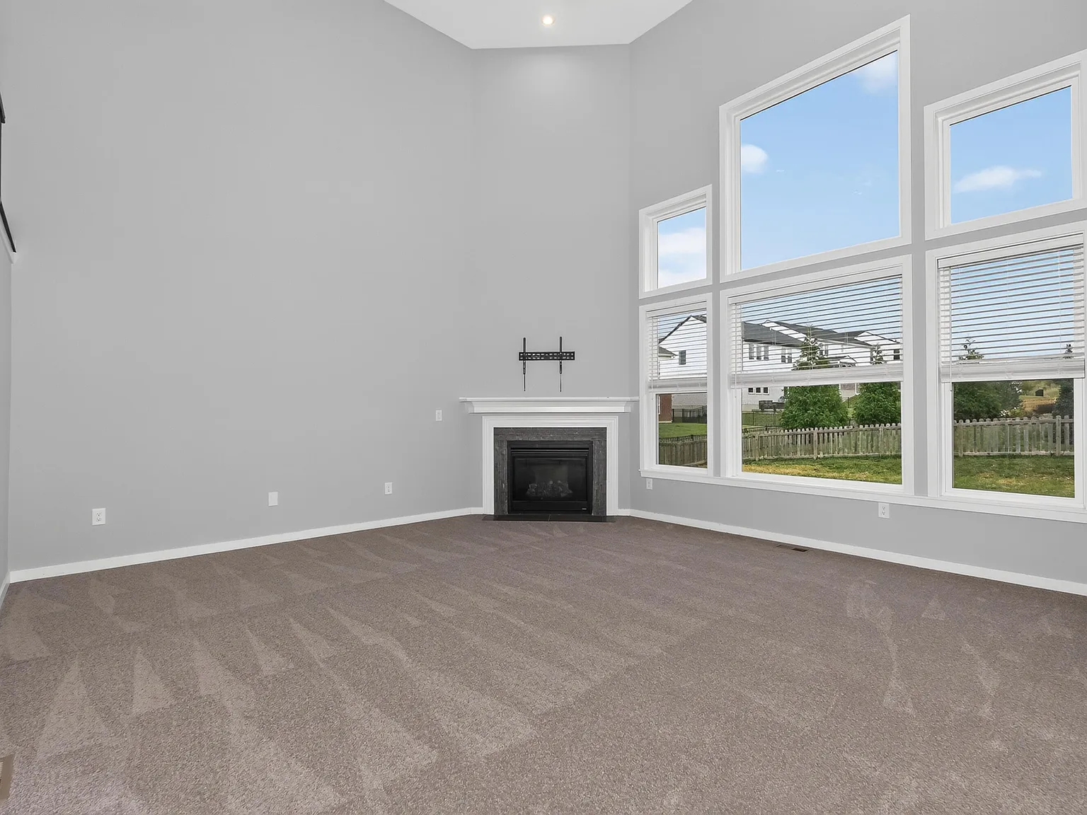4 bed, 2.5 bath, 2599 sqft, $4,300 — Photo 4