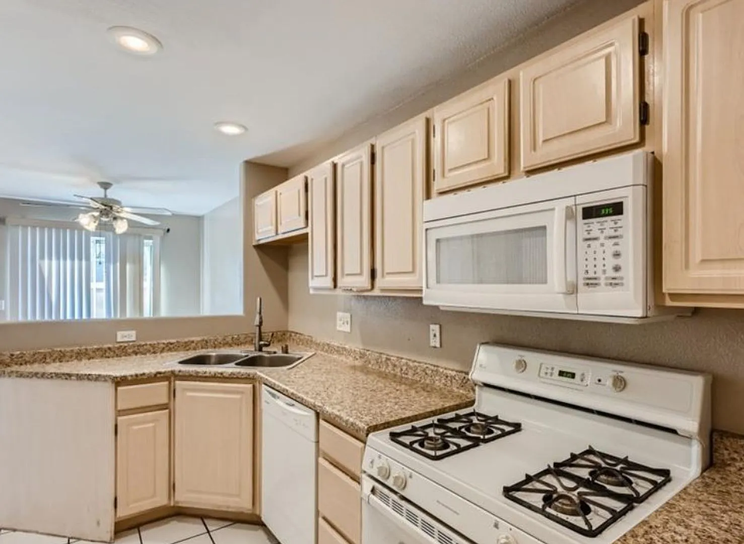 Beautiful 2-story townhouse featuring 2 bedrooms and 2.5 bathrooms in a well-maintained community! — Photo 3