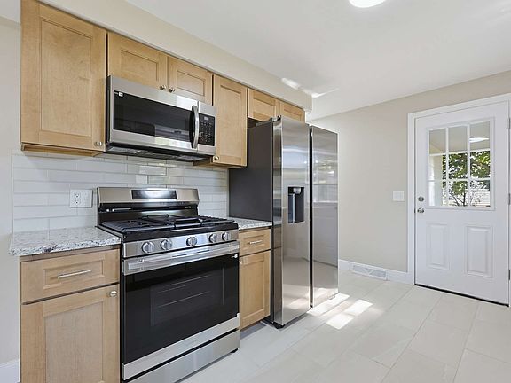 5th image of 28 Deerfield Rd
