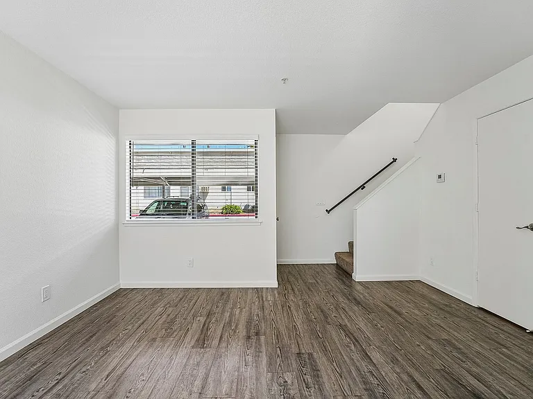 12-web-or-mls-403-425 Junction Ave 109A-S1807-010